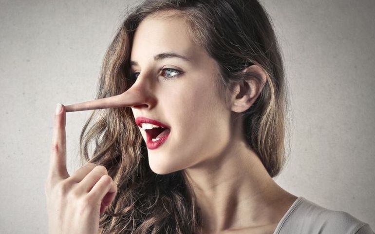 Как распознать лжеца: невербальные признаки лжи в деловом общении